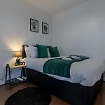 City Centre Chic Apartment With 3 Bedrooms