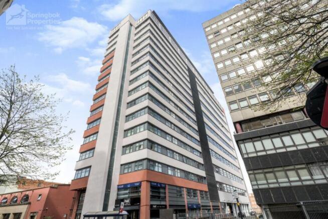 Centre Chic With 3 Bedrooms *