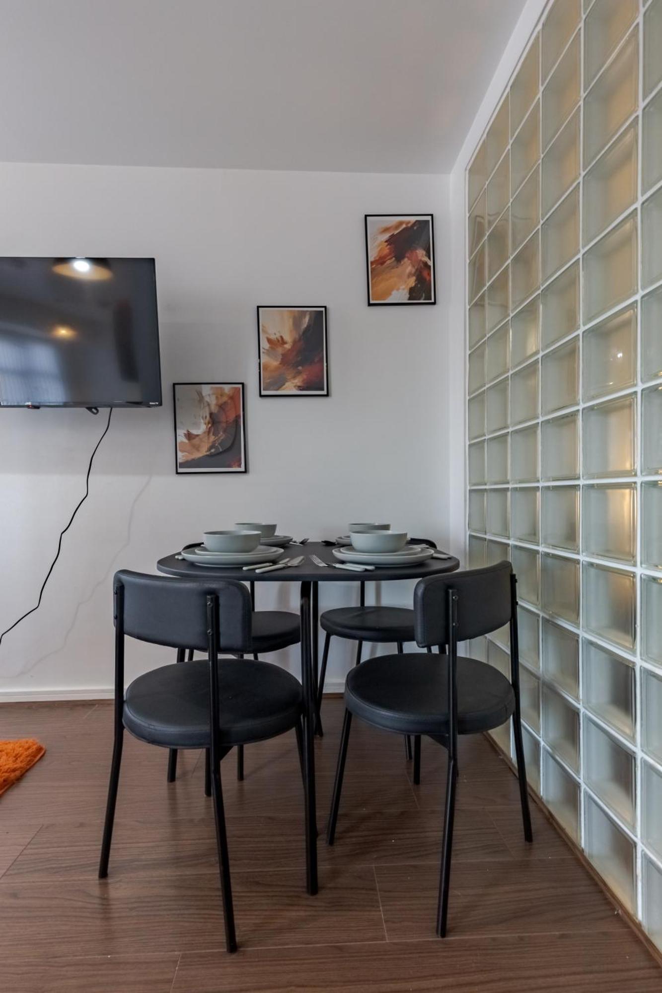 Centre Chic With 3 Bedrooms Apartment *