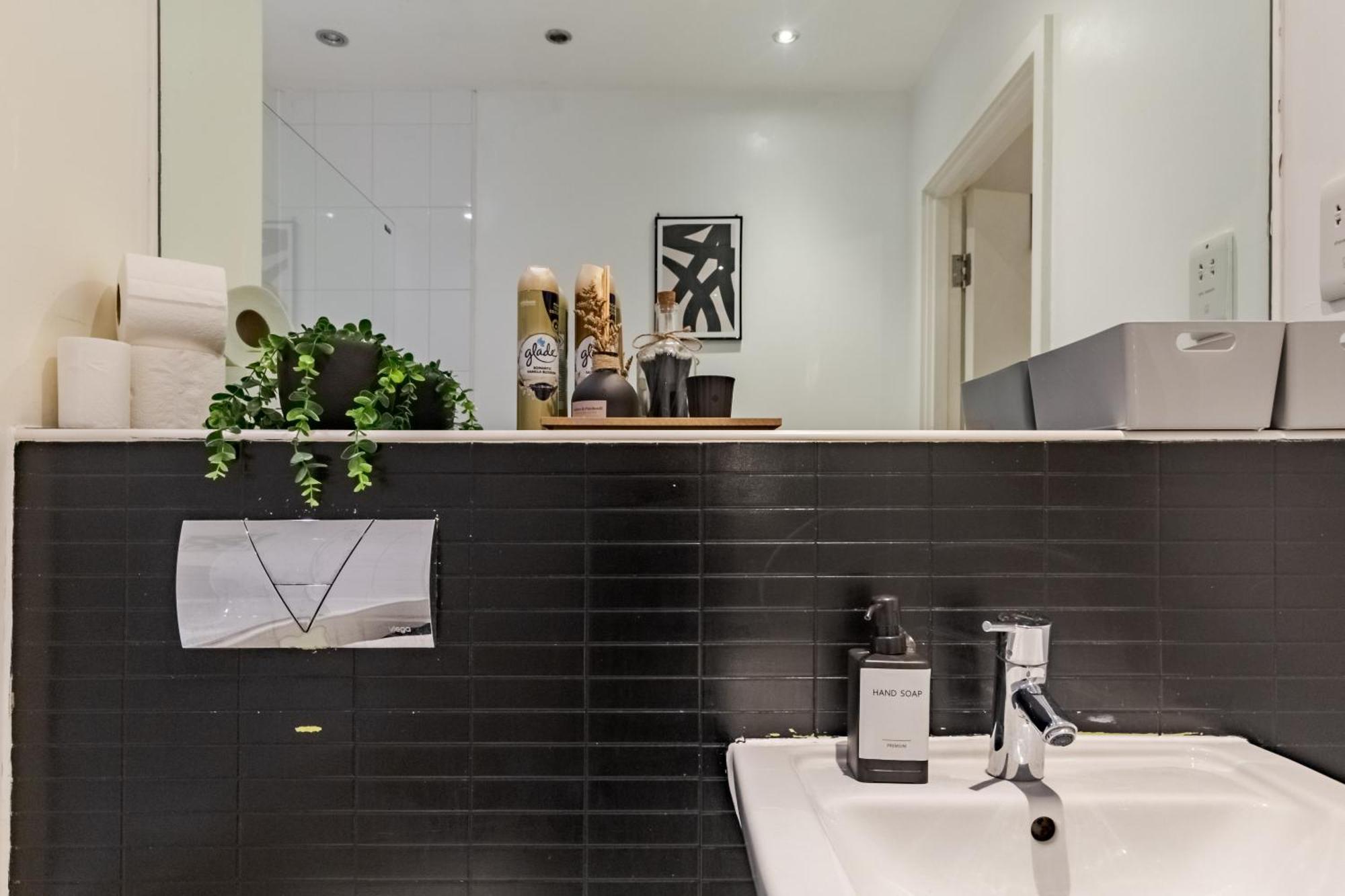 Centre Chic With 3 Bedrooms Apartment