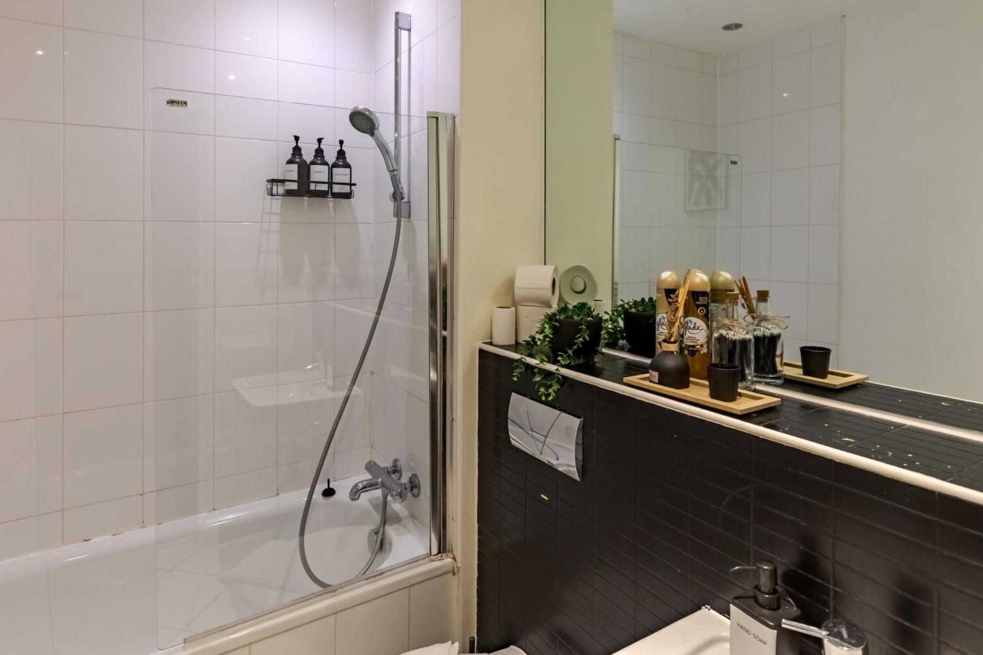Apartment Centre Chic With 3 Bedrooms *