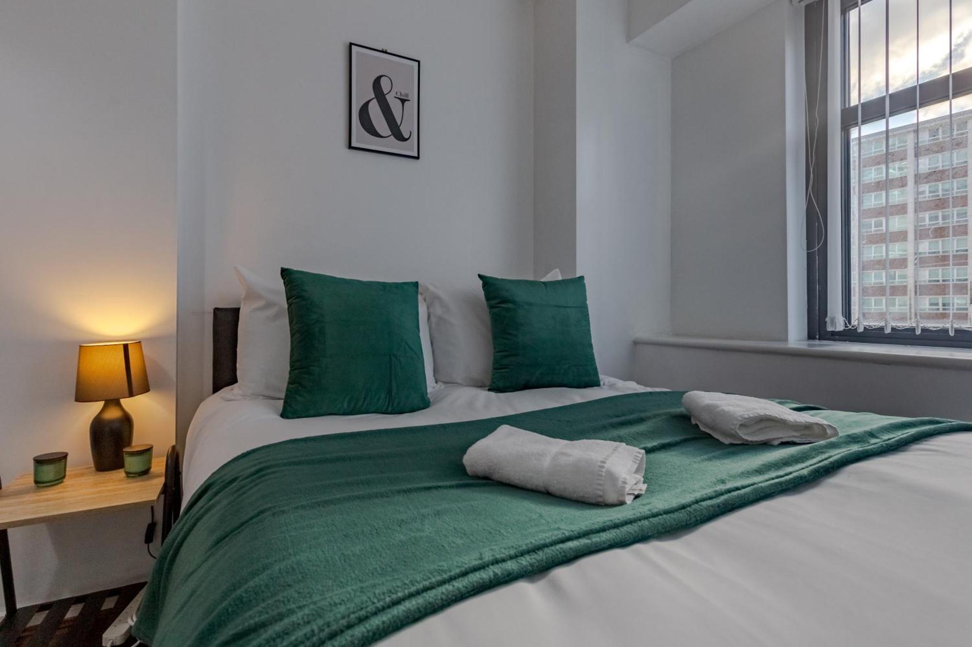 Centre Chic With 3 Bedrooms Apartment