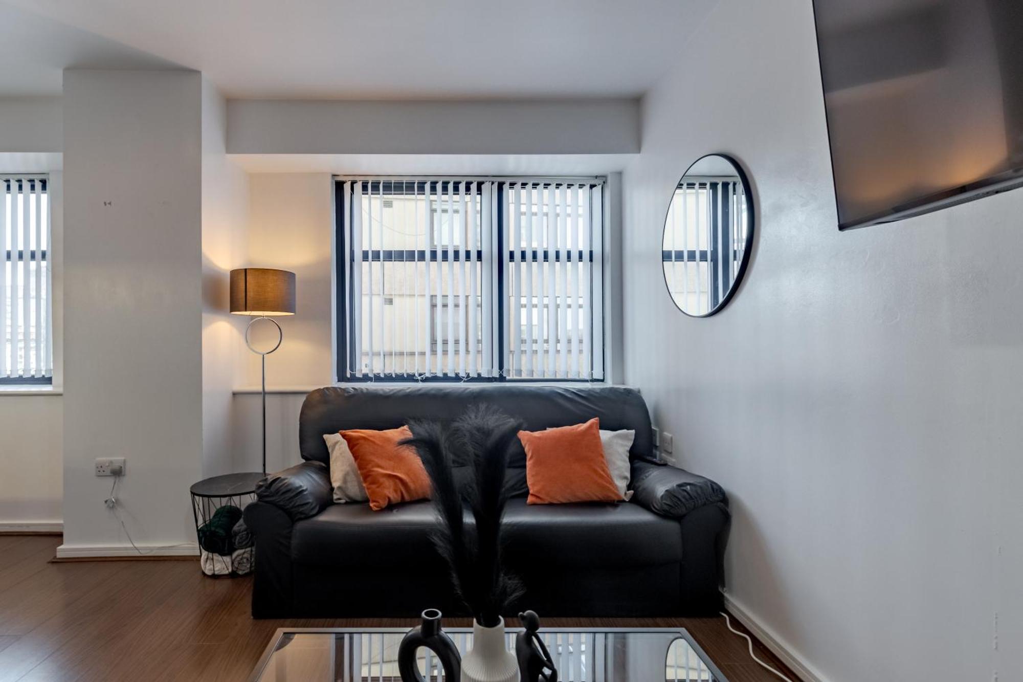 Centre Chic With 3 Bedrooms Apartment *