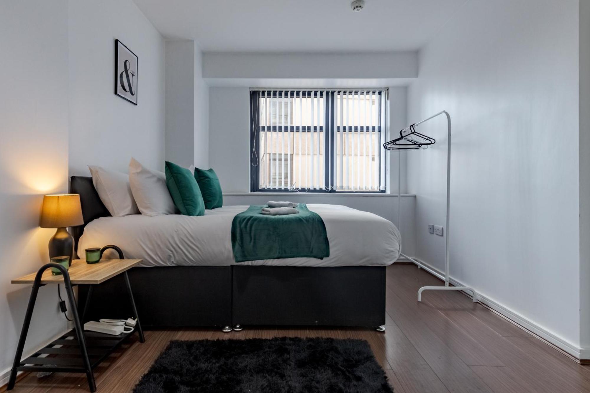 Centre Chic With 3 Bedrooms Apartment Birmingham