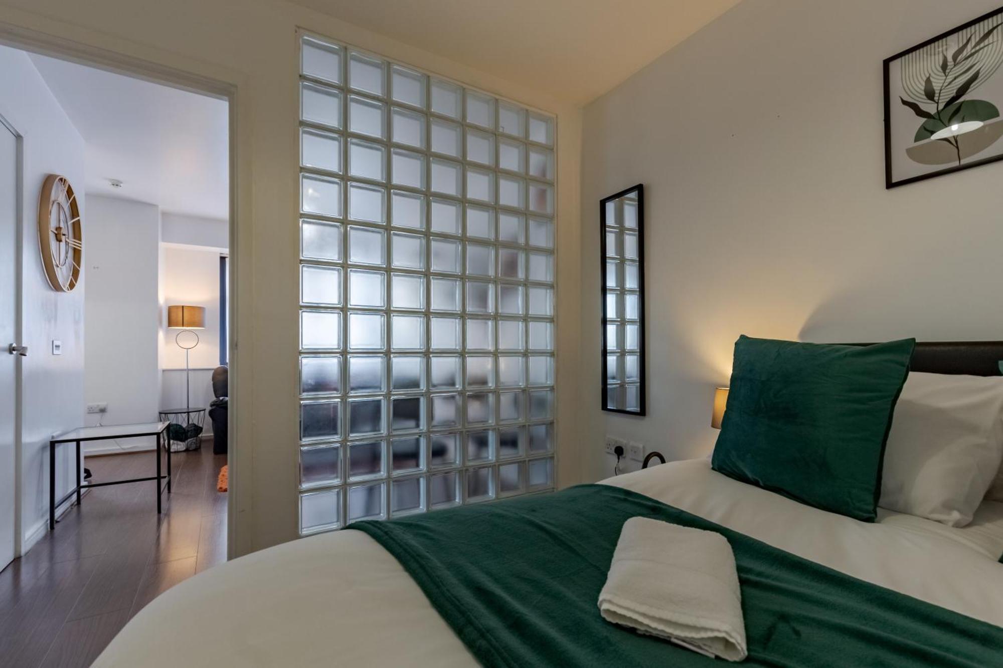 Centre Chic With 3 Bedrooms Apartment