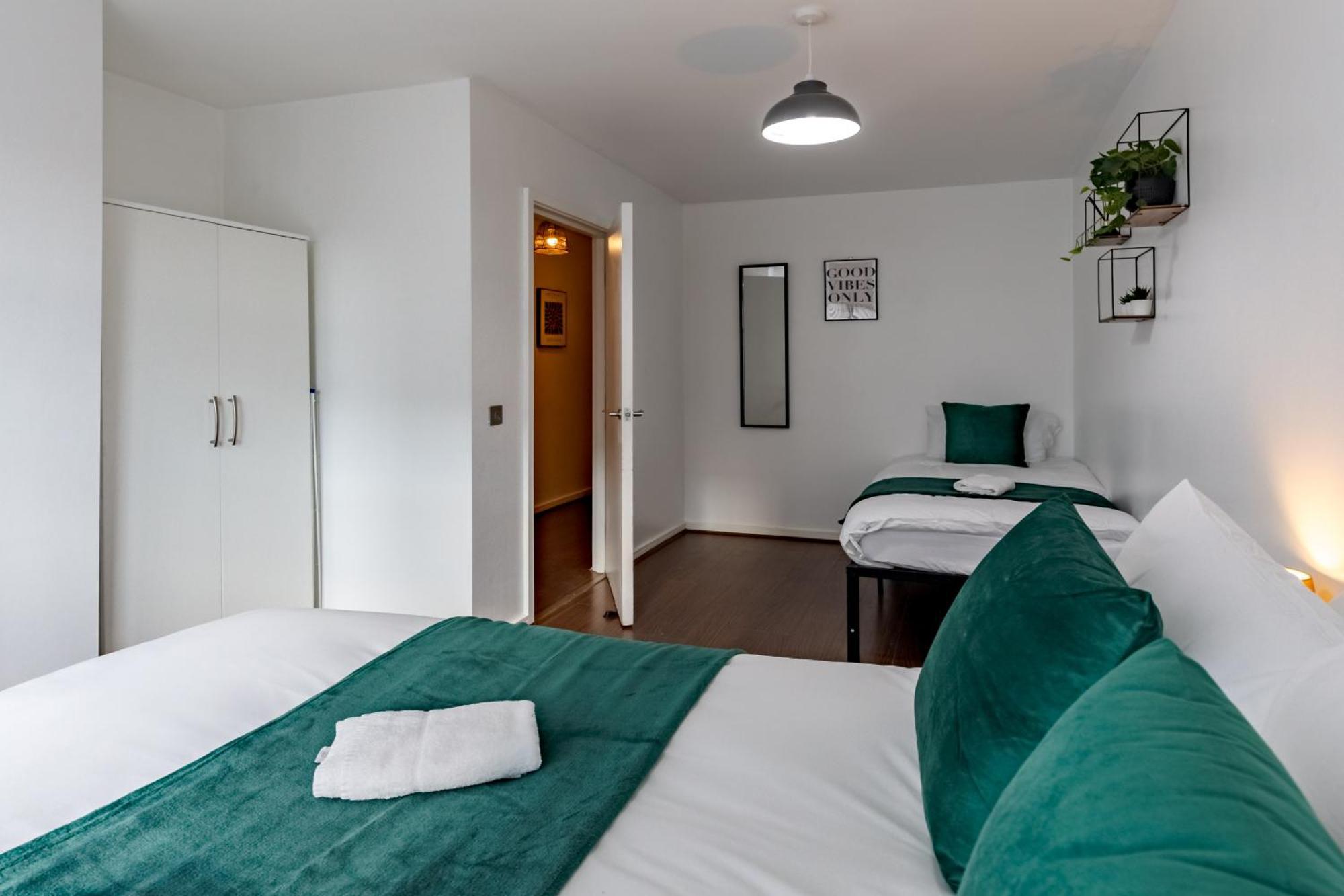 Centre Chic With 3 Bedrooms Apartment Birmingham
